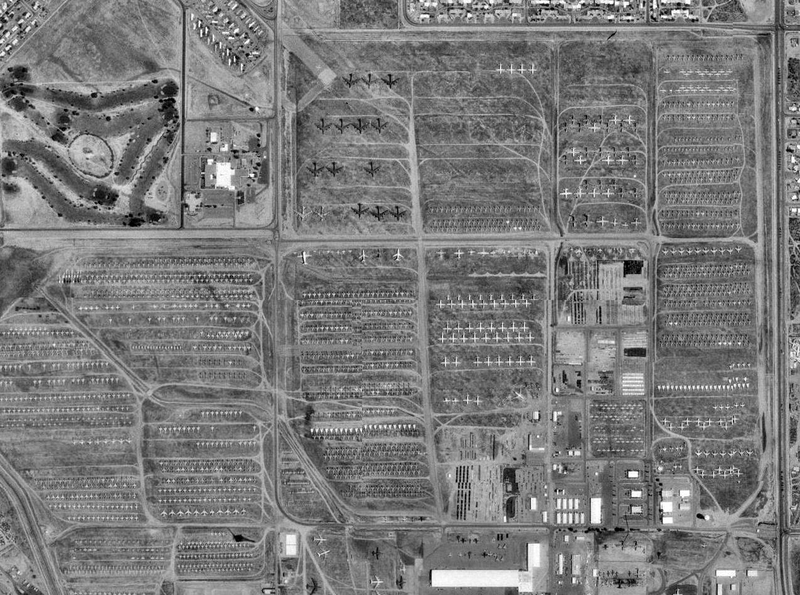 El cementerio visto desde el aire en 1992. Todas esas pequeñas cruces blancas son aviones